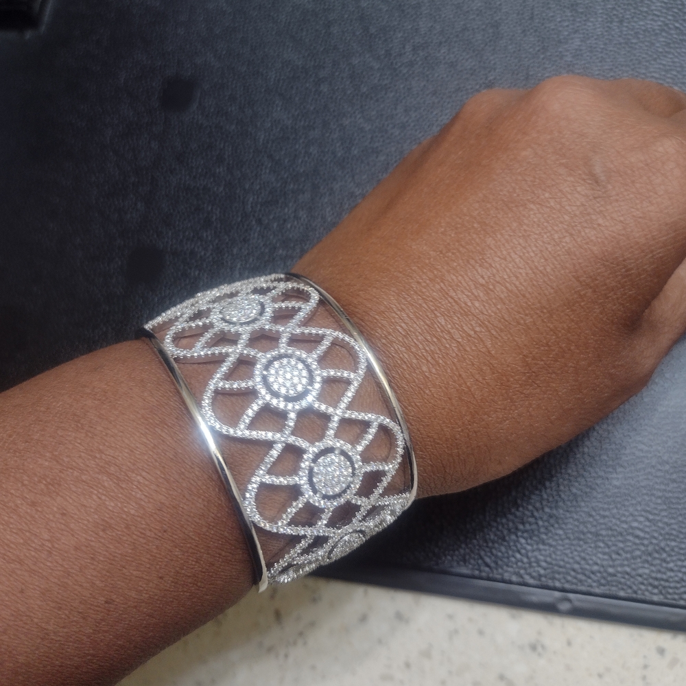 Elegant Silver Diamond-Patterned Bracelet - Picture 8 of 8